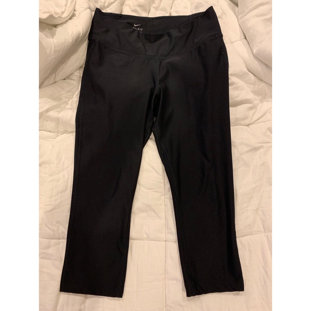 Black Nike dri-fit crop workout leggings